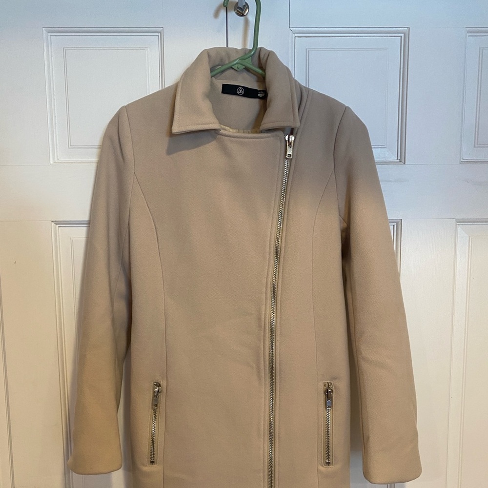 Mint condition princess cut cream colored coat with nice zipper accents.